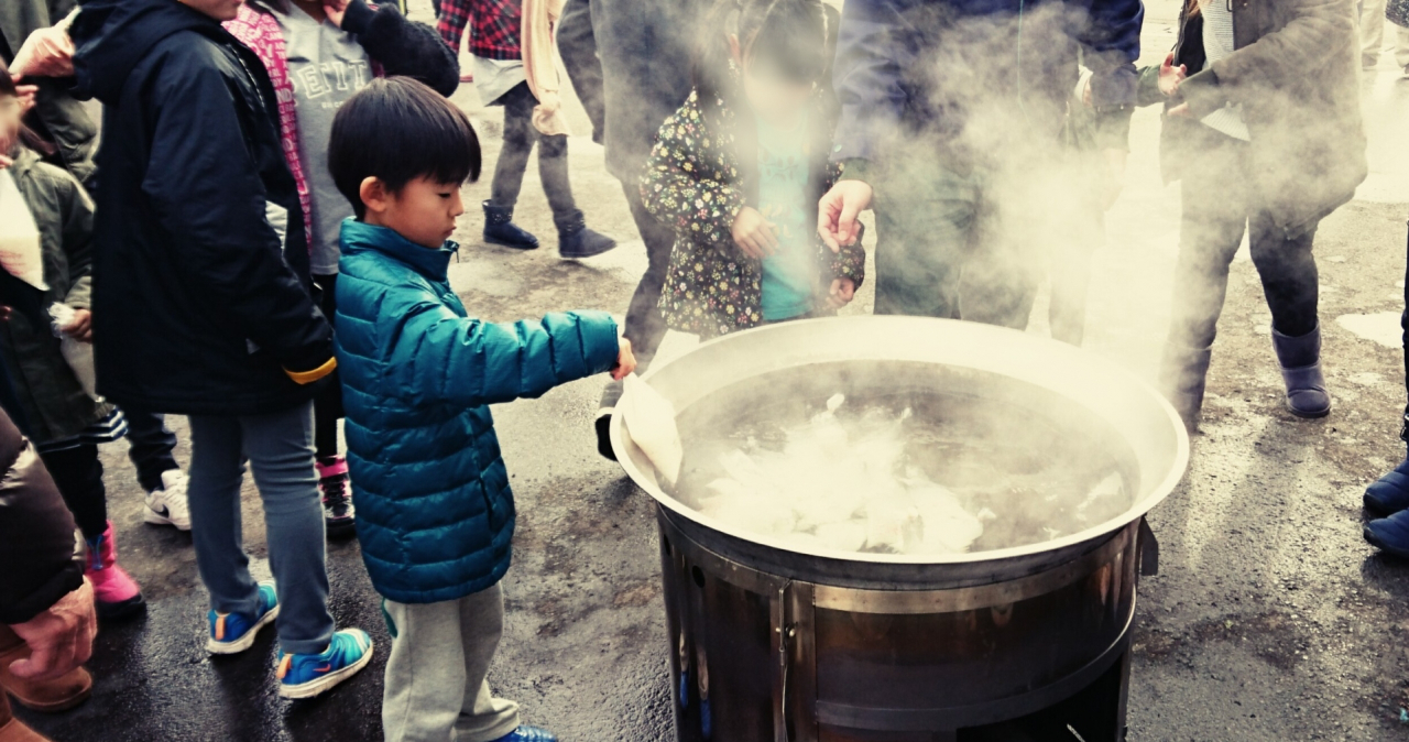 神社で炊き出し