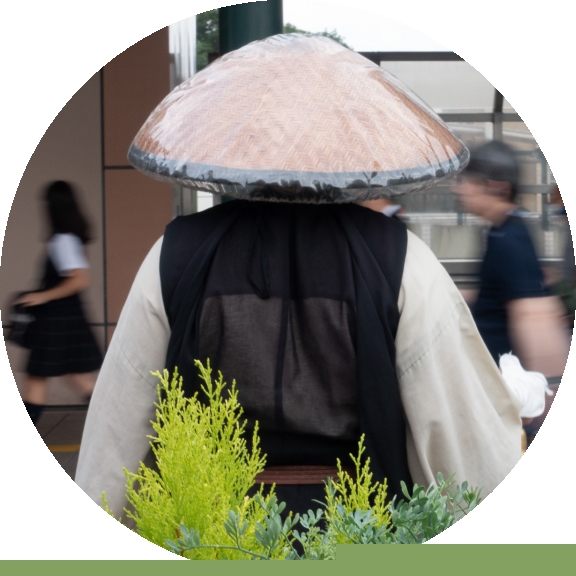 説法する僧侶